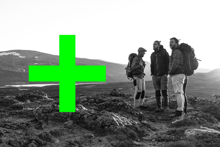 Svartvit bild på en grupp fjällvandrare sommartid